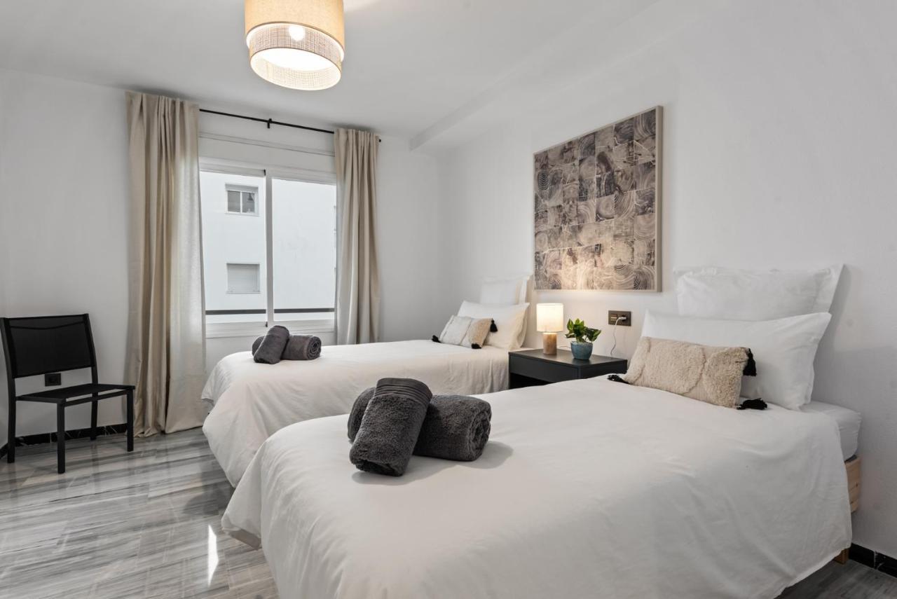 Modern Apartment - 2 Bedrooms, Beachside - Puerto Banus Marbella Eksteriør billede