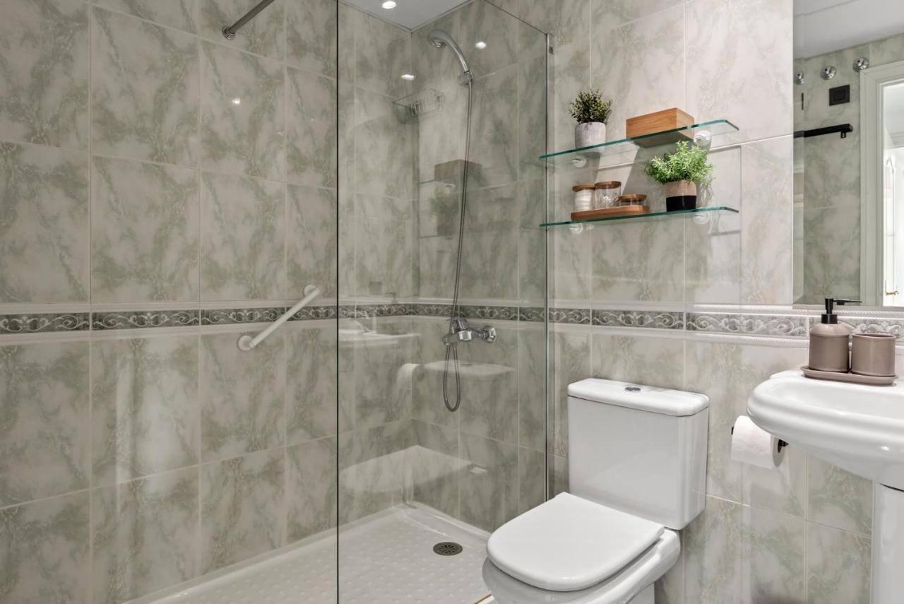 Modern Apartment - 2 Bedrooms, Beachside - Puerto Banus Marbella Eksteriør billede