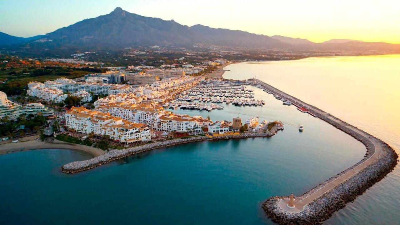 Modern Apartment - 2 Bedrooms, Beachside - Puerto Banus Marbella Eksteriør billede