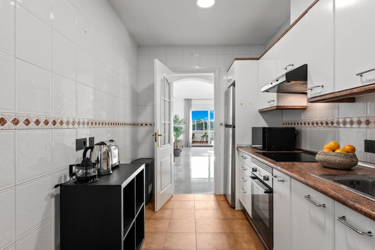 Modern Apartment - 2 Bedrooms, Beachside - Puerto Banus Marbella Eksteriør billede