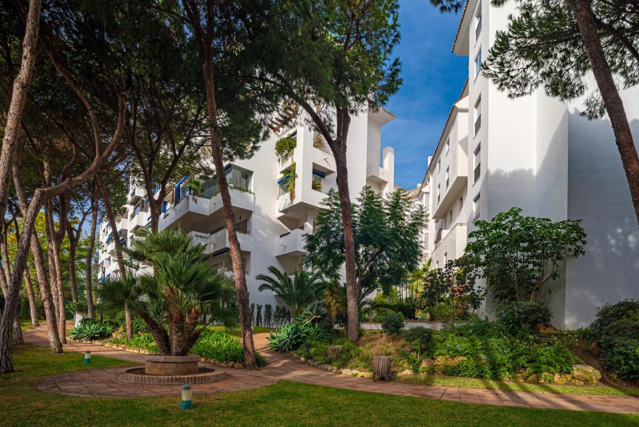 Modern Apartment - 2 Bedrooms, Beachside - Puerto Banus Marbella Eksteriør billede