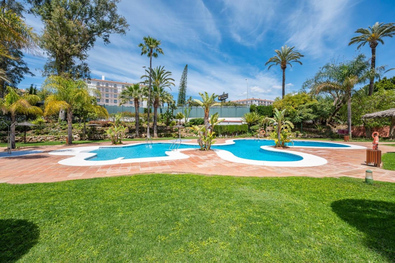 Modern Apartment - 2 Bedrooms, Beachside - Puerto Banus Marbella Eksteriør billede